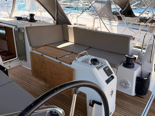 Hire Sailboat Jeanneau with a boat licence