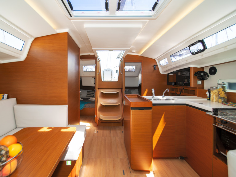 Hire Sailboat with or without skipper Jeanneau Lefkáda