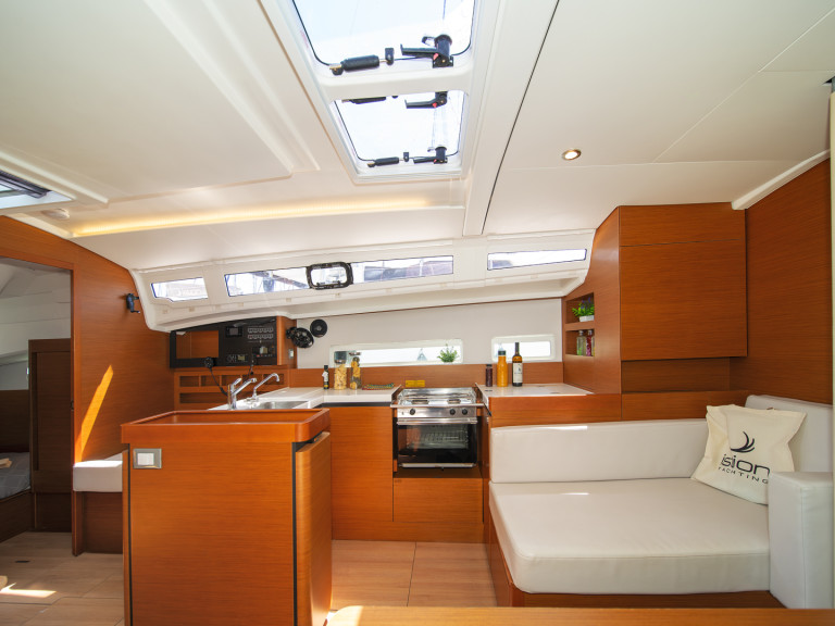 Hire Sailboat Jeanneau with a boat licence