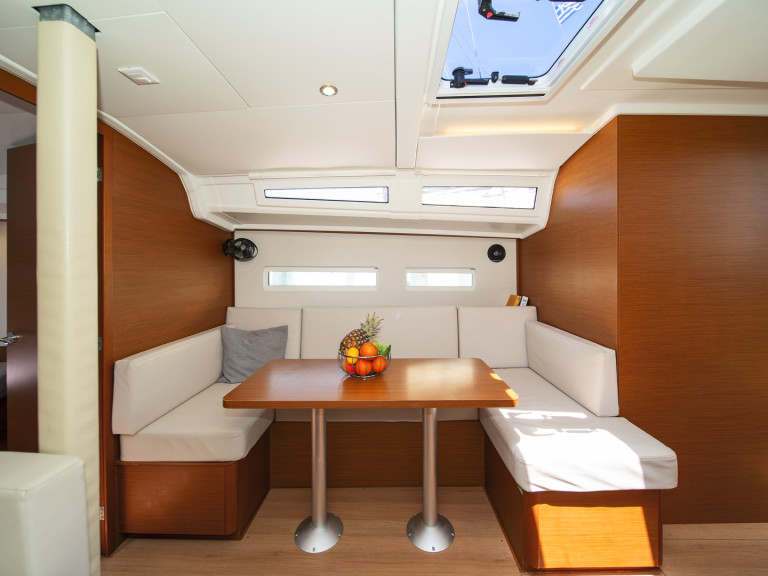 Sailboat to hire Lefkáda at the best price