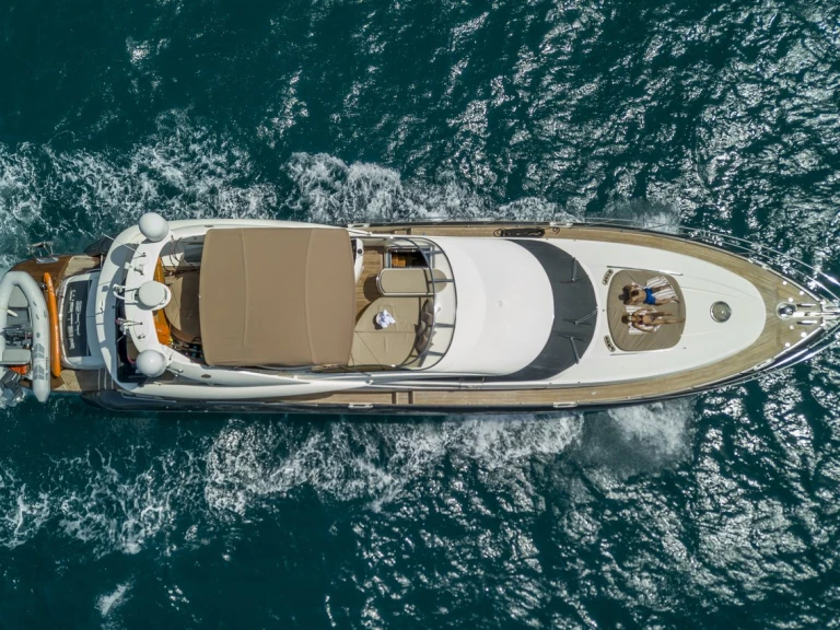 Hire Luxury Yacht Sunseeker with a boat licence