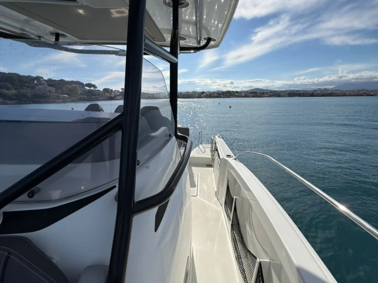 Hire Motorboat Jeanneau with a boat licence