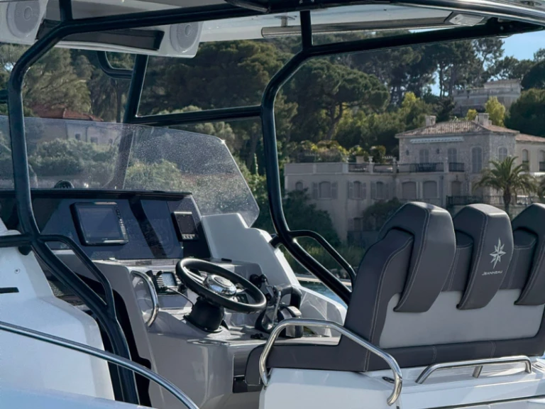 Yacht charter Antibes - Jeanneau Cap Camarat 9.0 CC on SamBoat