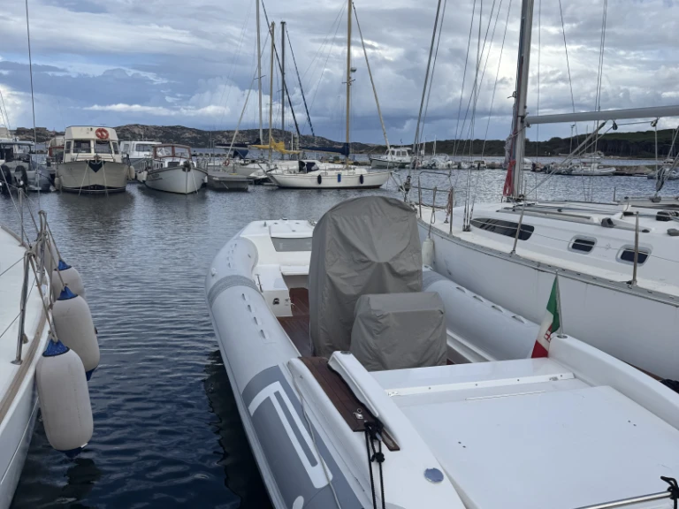 Charter a Pirelli P880 sport in Porto Turistico Palau on Samboat