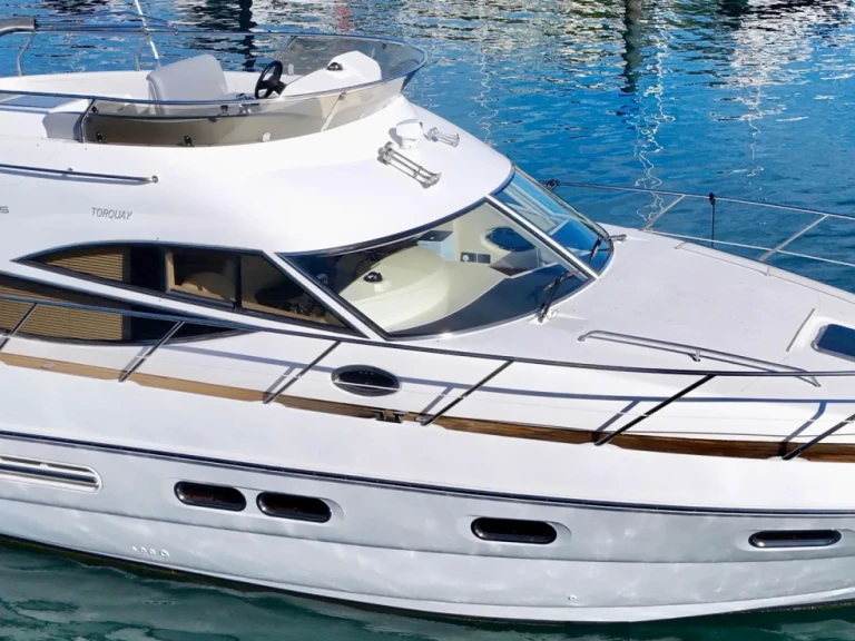 Hire a Sealine F425  Antibes