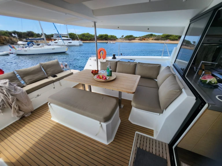 Catamaran hire in Porquerolles - Fountaine Pajot Astrea 42