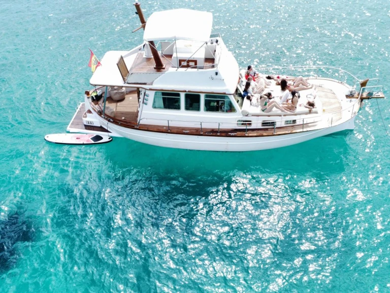 Charter a Myabca 42 Fly in Palma de Mallorca on Samboat