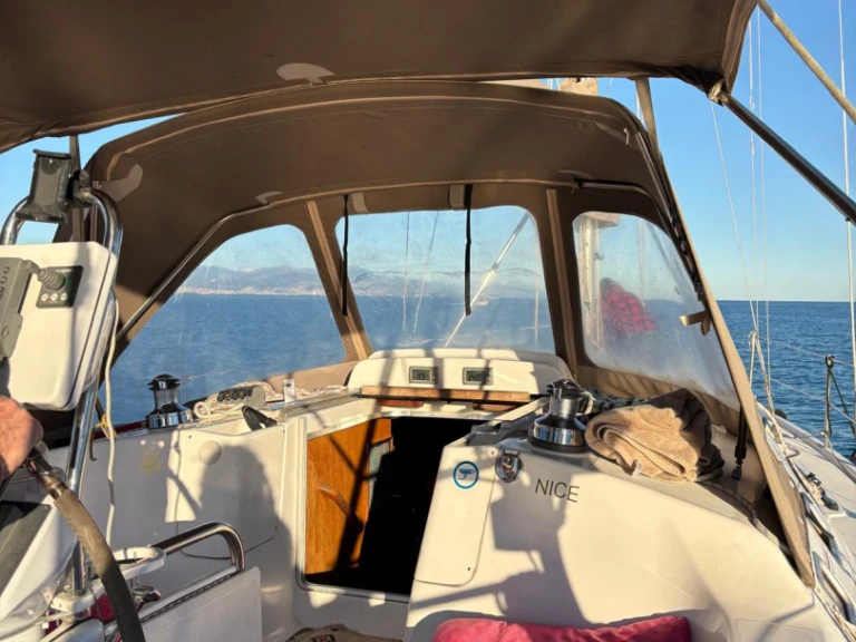 Hire a Hunter Hunter 38 Saint-Laurent-du-Var