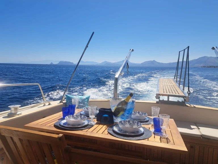 Hire a superitalia flybridge Palermo