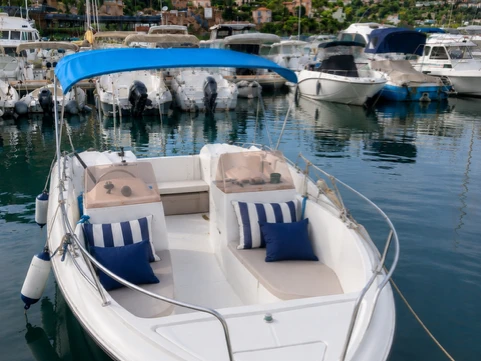 Hire Motorboat Arcoa with a boat licence