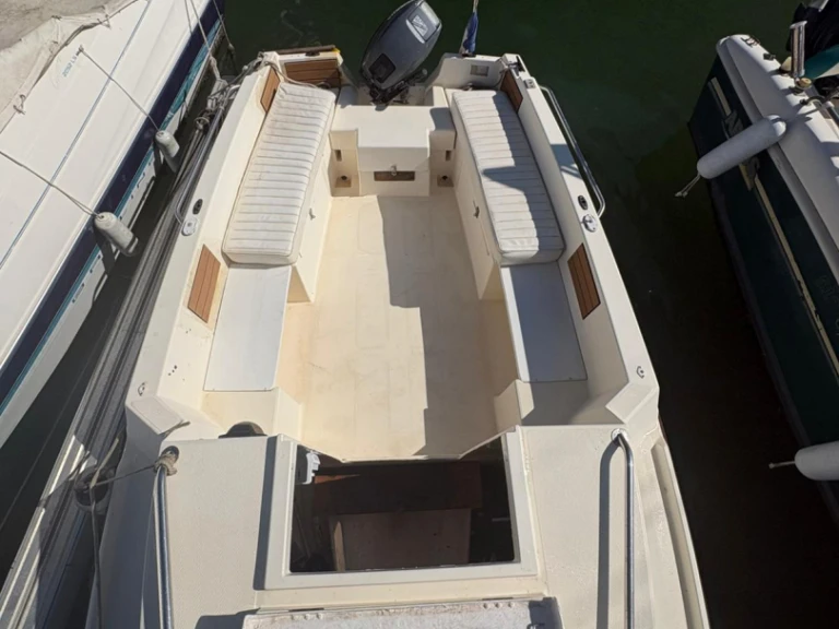 Hire Motorboat with or without skipper Jeanneau France
