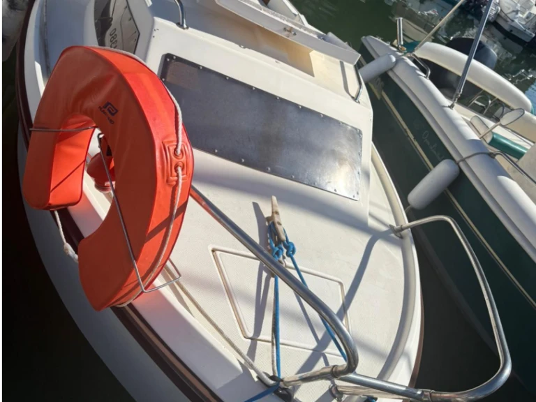 Hire Motorboat Jeanneau with a boat licence