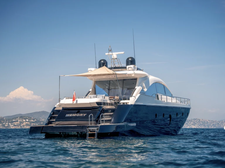 Hire Luxury Yacht Aicon with a boat licence