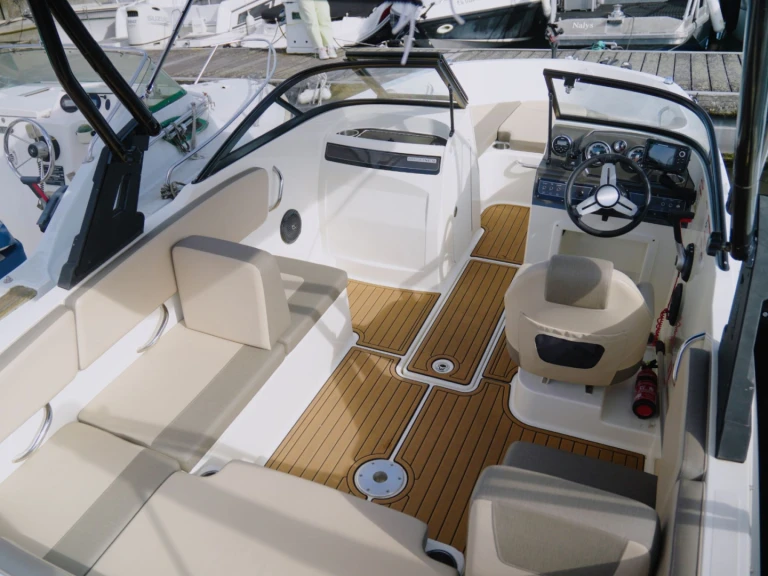 Charter a Bayliner BAYLINER VR4 in Aix-les-Bains on Samboat