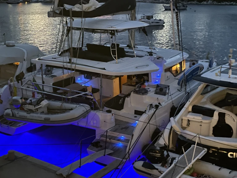Hire Catamaran Lagoon with a boat licence