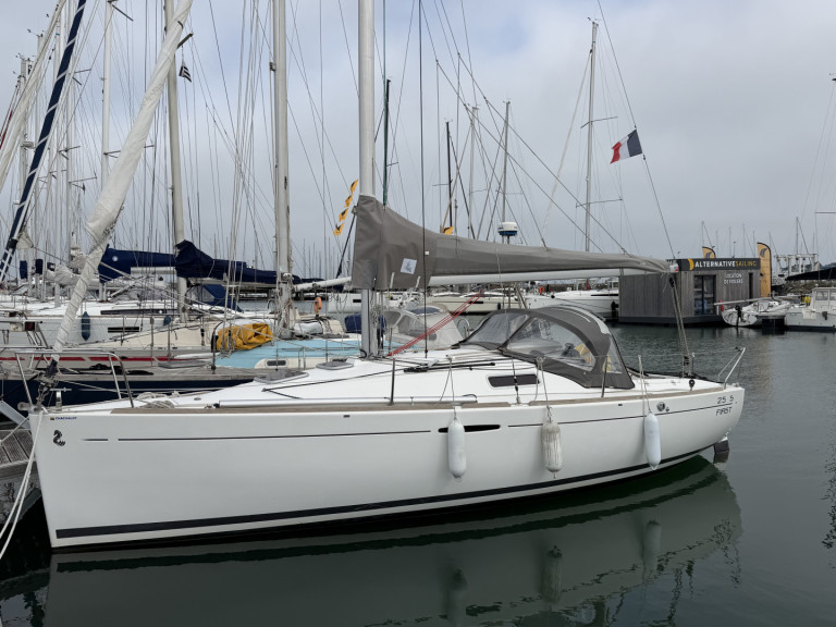 FIRST 25.7 Q.R FIRST 25.7 Q.R charter bareboat or skippered in  Port-Haliguen