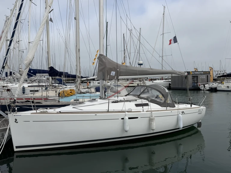 FIRST 25.7 Q.R FIRST 25.7 Q.R charter bareboat or skippered in  Port-Haliguen