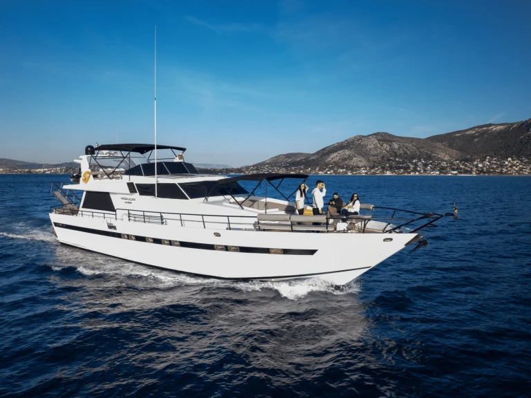 Charter a Cantieri Di Pisa AKhir in Mikrolimano on Samboat