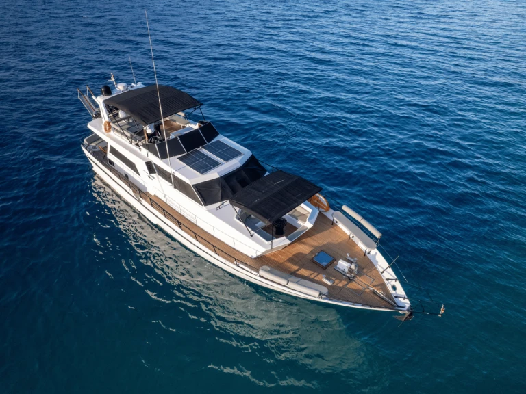 Luxury Yacht to hire Mikrolimano at the best price