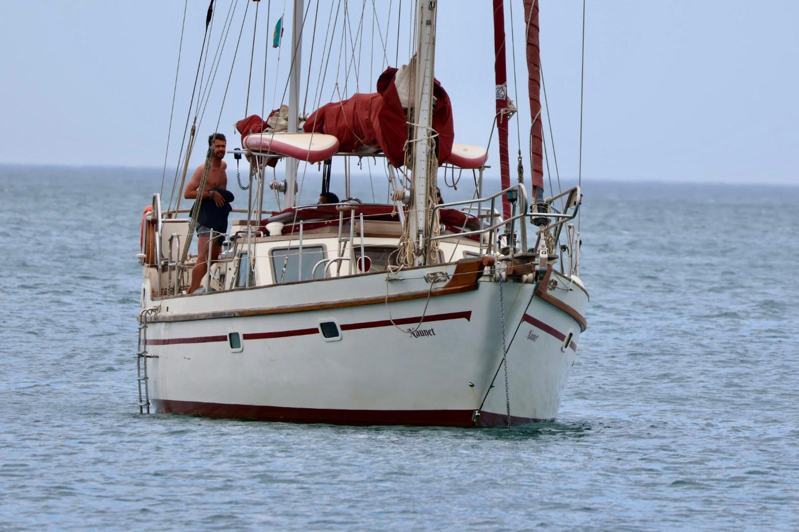 Charter a endurance 43 in Portimão on Samboat