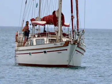 Charter a endurance 43 in Portimão on Samboat
