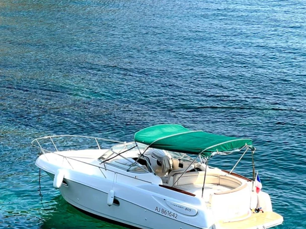 Hire Motorboat Jeanneau with a boat licence