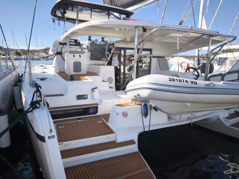 Hire Catamaran Lagoon with a boat licence