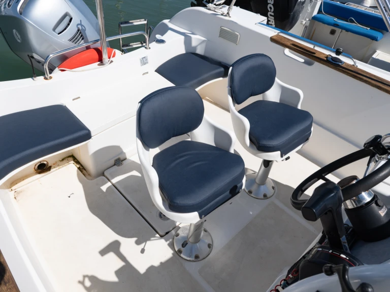 Yacht hire Royan cheap Quicksilver 630 Commander