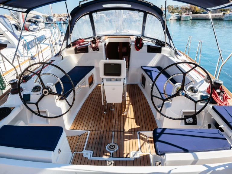 Hire Sailboat Jeanneau with a boat licence