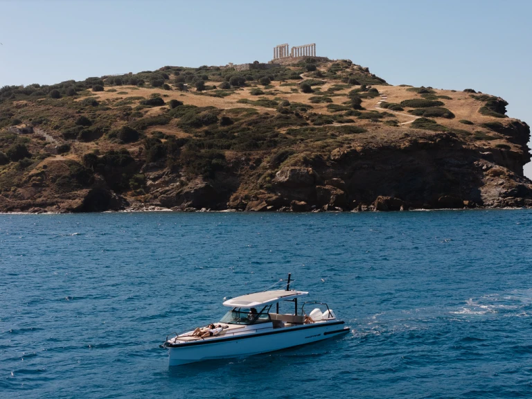 Hire Motorboat Axopar with a boat licence