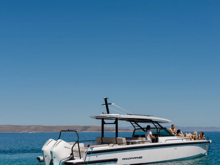 Motorboat to hire Athens at the best price