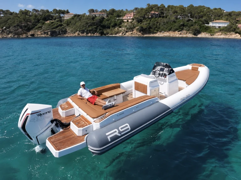 Hire RIB Renier with a boat licence