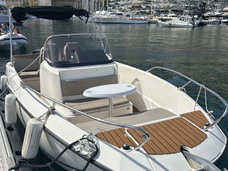 Hire Motorboat Quicksilver with a boat licence