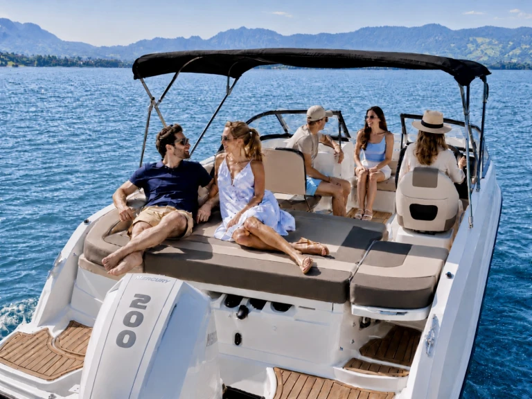 Hire Motorboat Bayliner with a boat licence