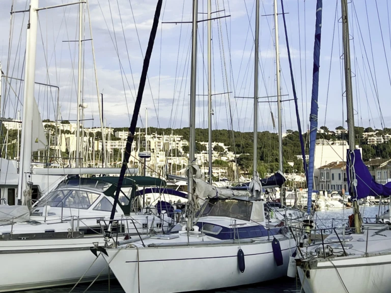 Yacht hire Saint-Mandrier-sur-Mer cheap 10 40