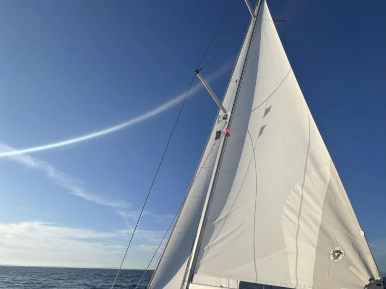 Hire Sailboat Jeanneau with a boat licence
