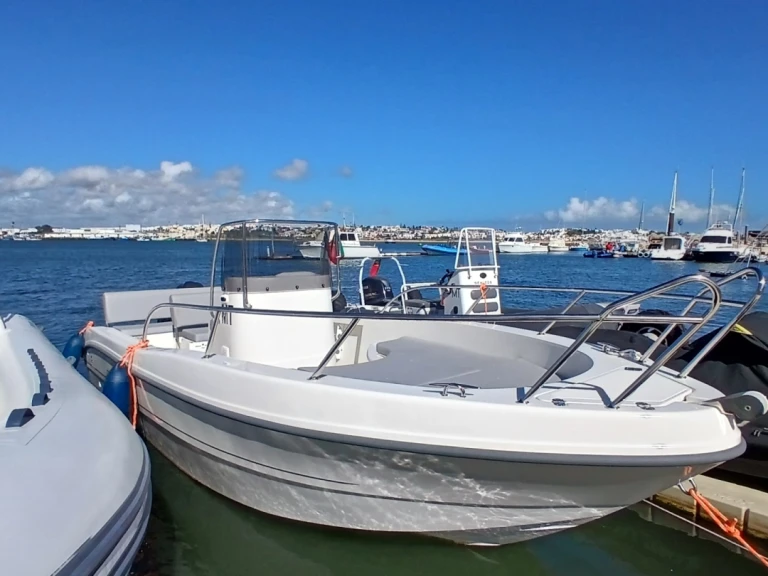 Motorboat hire in Portimão - Capelli Freedom 20