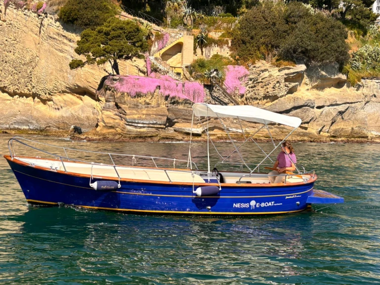 Hire Motorboat nesis with a boat licence