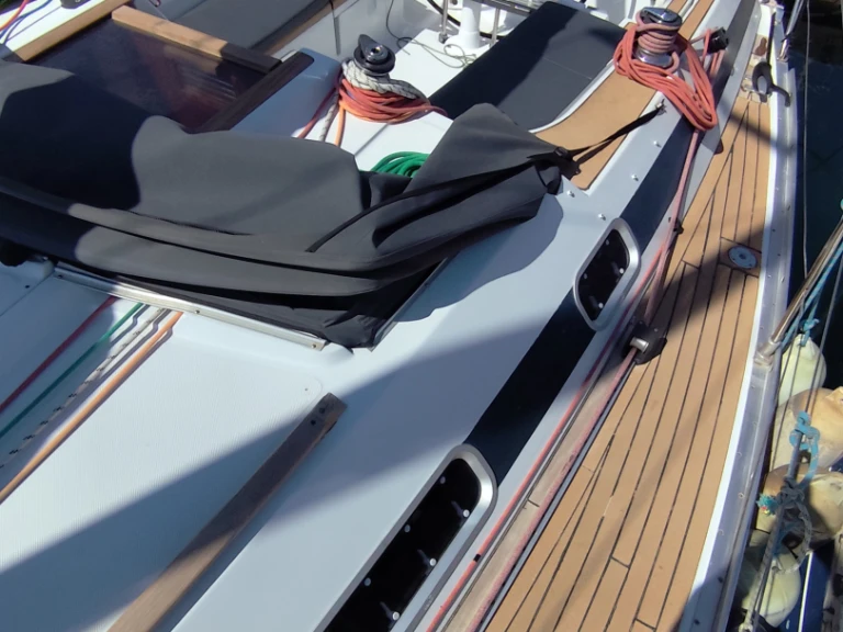 Sailboat to hire Athens at the best price