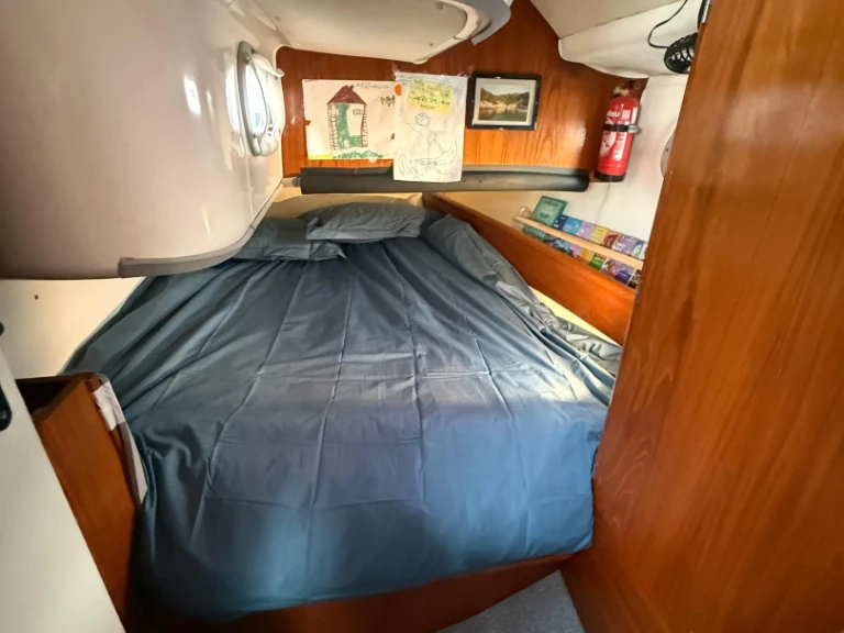 Hire Sailboat Jeanneau with a boat licence