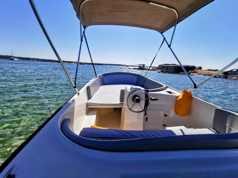 Hire Motorboat MARRIOM with a boat licence