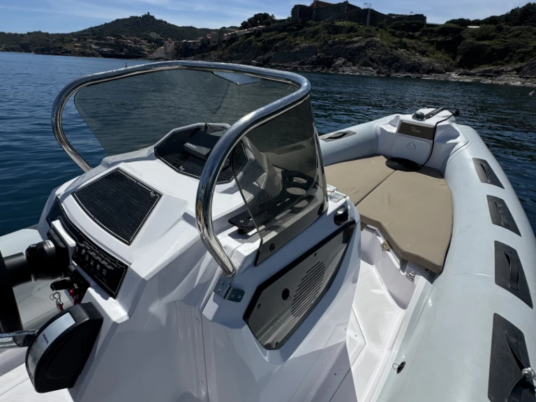 Ranieri Cayman 26 Sport Touring charter bareboat or skippered in  Argelès-sur-Mer