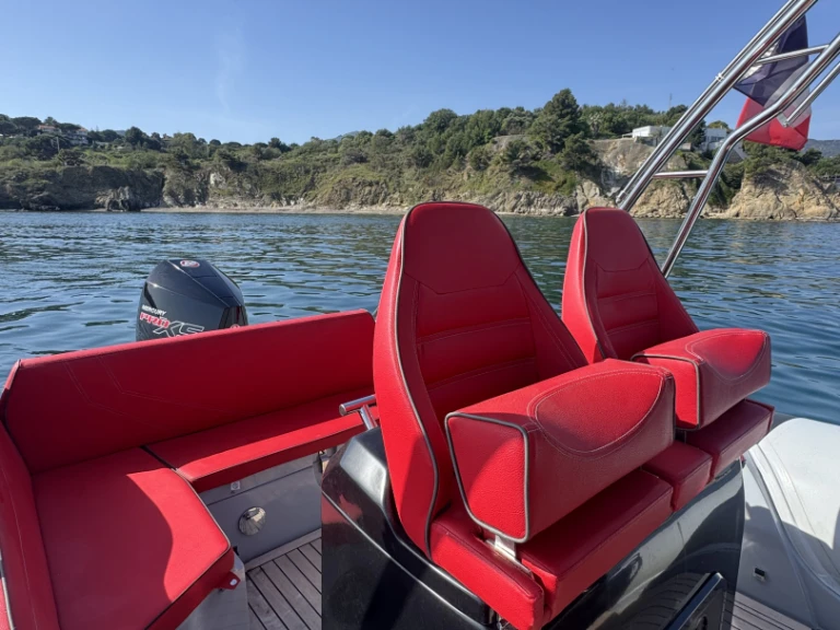 Hire RIB Prua al vento with a boat licence