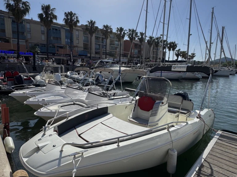 Hire Motorboat Prua al vento with a boat licence