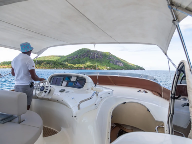 Hire Luxury Yacht Azimut with a boat licence