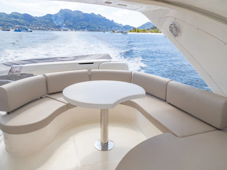 Yacht charter Mahé - Azimut Azimut 68 on SamBoat