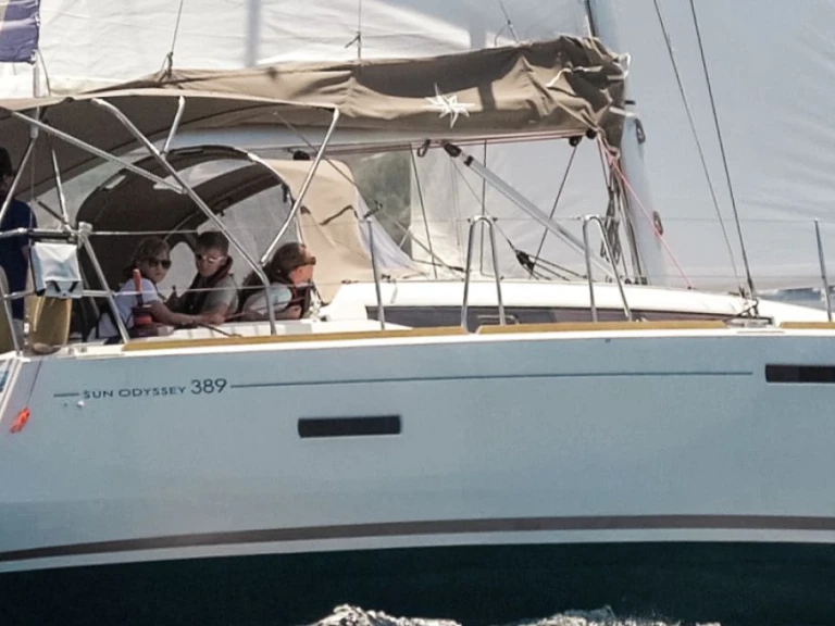 Sailboat hire in Le Marin - Jeanneau Jeanneau Sun Odyssey 389