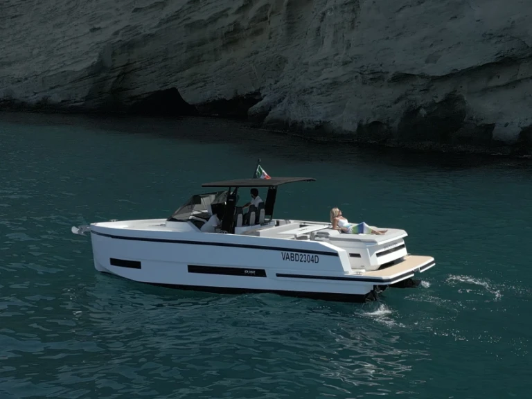 Hire Motorboat De Antonio with a boat licence