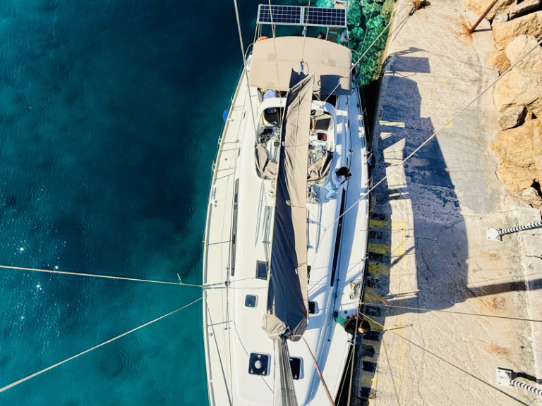 Charter a Bénéteau Oceanis 50 Family in Nikiána on Samboat