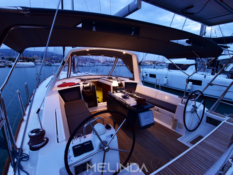 Hire a Bénéteau Oceanis 45 Lefkáda